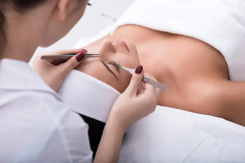 traditionelle Wimpernverlängerung