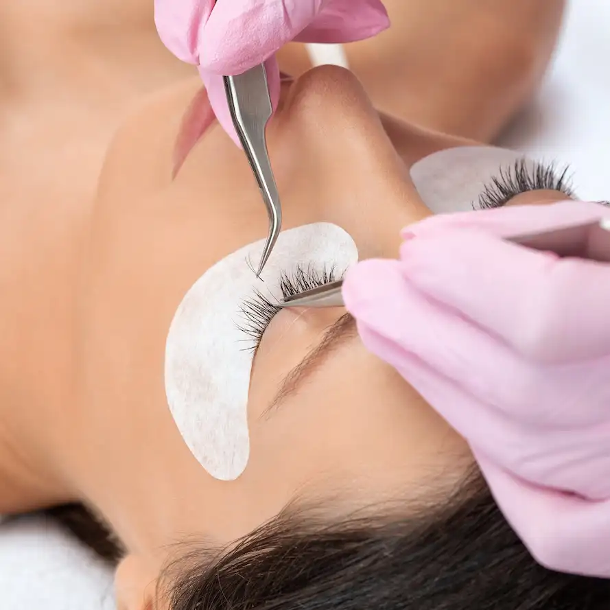 Wimpernverlängerung im Wimpernsalon